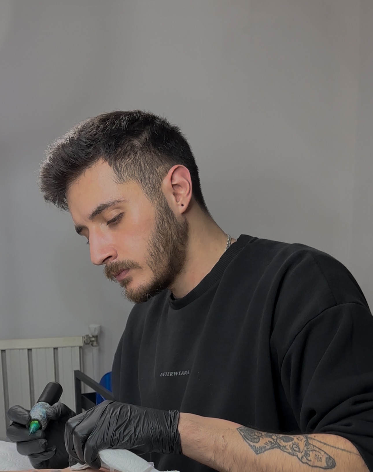 Baran Özkavaklı dövme uygulaması yaparken